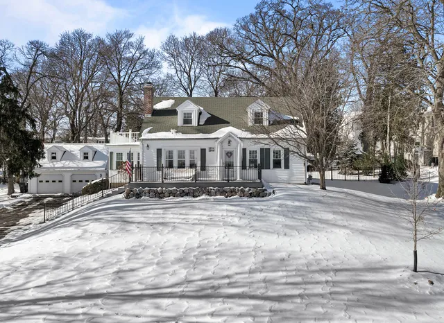 $995,000 | 1076 Shabbona Drive, Fontana, WI 53125