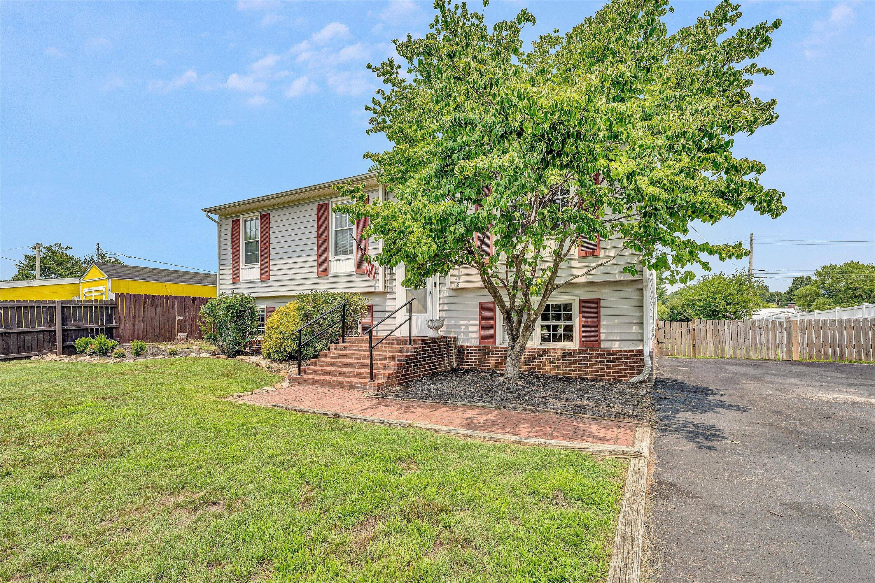 508 Santee Road Roanoke, VA 24019 - Photo 2 of 32 02-DSC00187