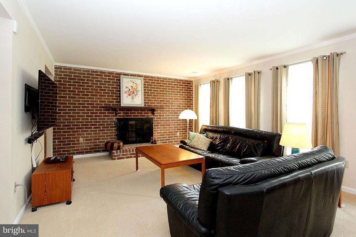 604 Fieldstone Road Silver Spring, MD 20905 - Photo 14 of 22 Living Room