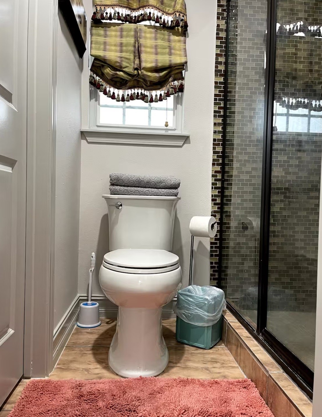 2809 Tooke Street, Unit 4 Houston, TX 77023 - Photo 5 of 8 Modern shower