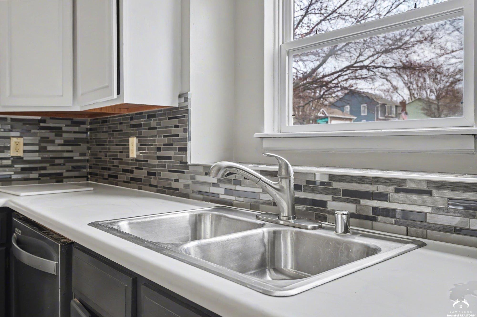 1011 Lakecrest Road Lawrence, KS 66049 - Photo 11 of 37