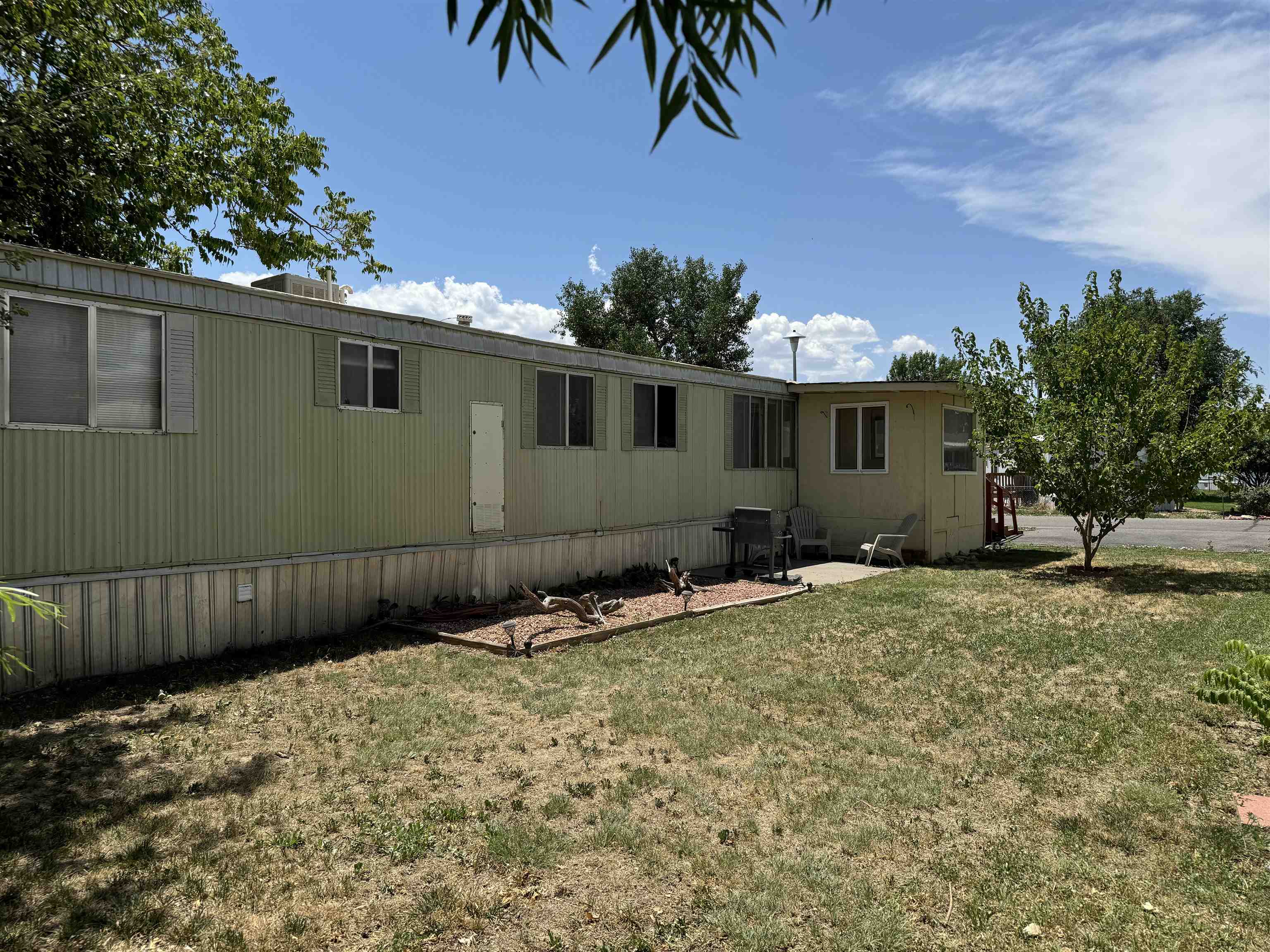 585-25 25 1/2 Road, Unit 215 Grand Junction, CO 81505 - Photo 3 of 15 a backyard of a house with plants and trees