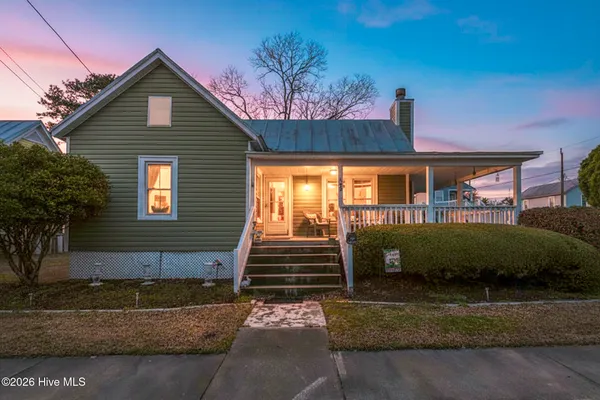 $393,000 | 402 Hodges Street, Oriental, NC 28571