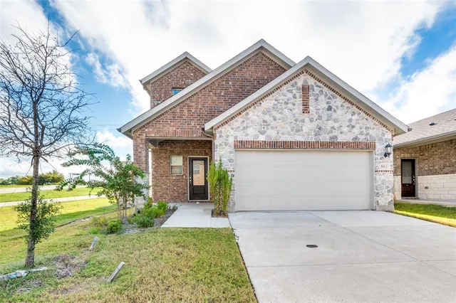 a view of a house with backyard and garden