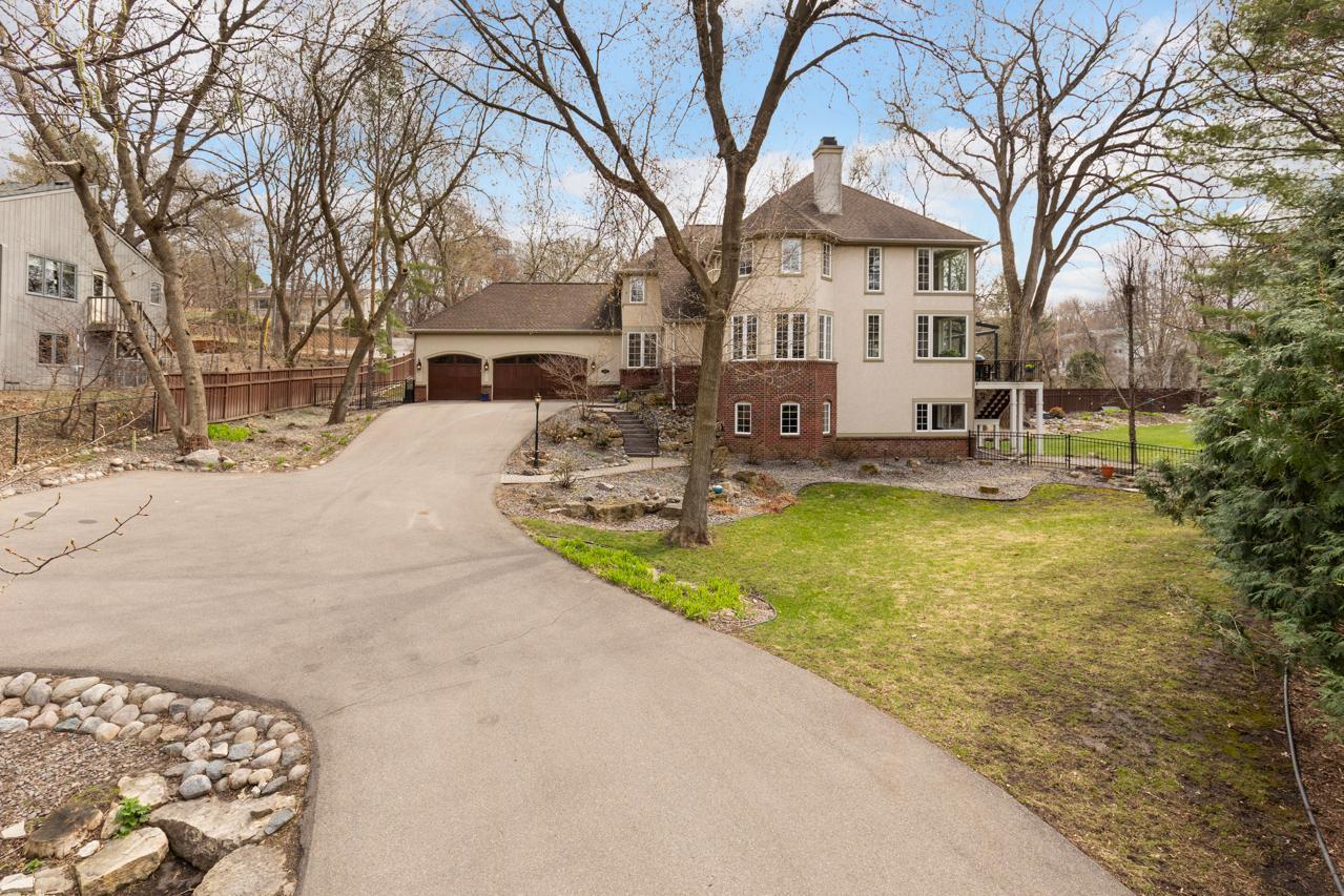 4251 Manor Ct Road Minnetonka, MN 55345 - Photo 4 of 87