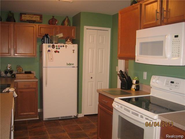 45988 Rhodes Drive Macomb, MI 48044 - Photo 2 of 8 Rhodes Kitchen.jpg