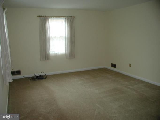 315 Brockton Road Oxon Hill, MD 20745 - Photo 2 of 7 Living Room