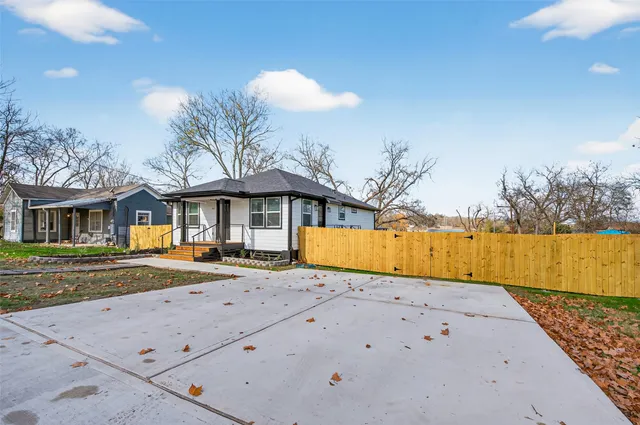 $320,000 | 512 West Jefferson Street, Brenham, TX 77833