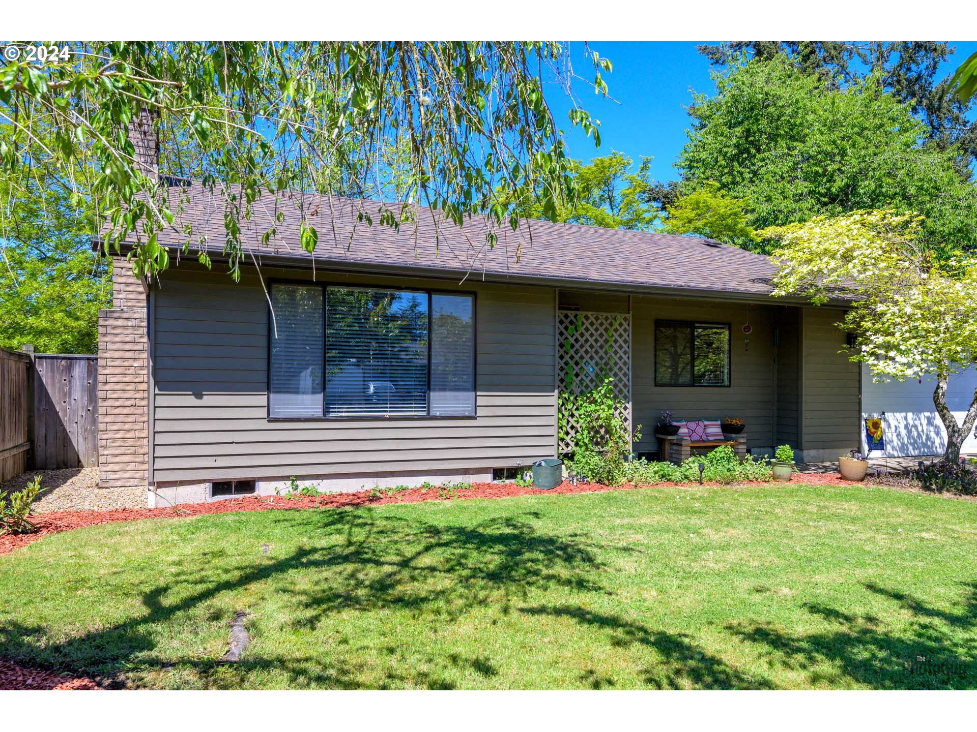 666 56th Street Springfield, OR 97478 - Photo 2 of 31 a front view of a house with garden