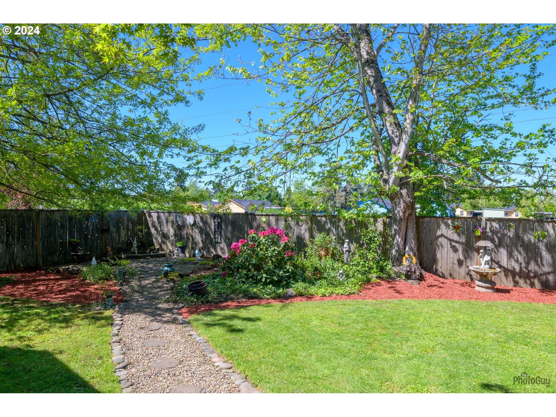 666 56th Street Springfield, OR 97478 - Photo 25 of 31 a view of statue in a garden