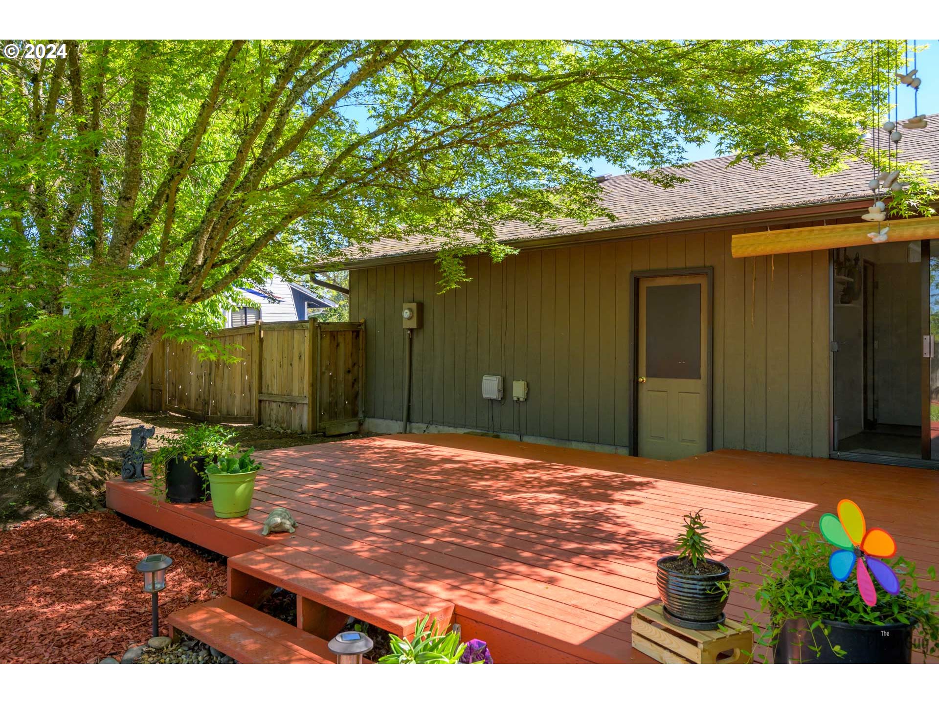666 56th Street Springfield, OR 97478 - Photo 28 of 31 a backyard of a house with lots of green space