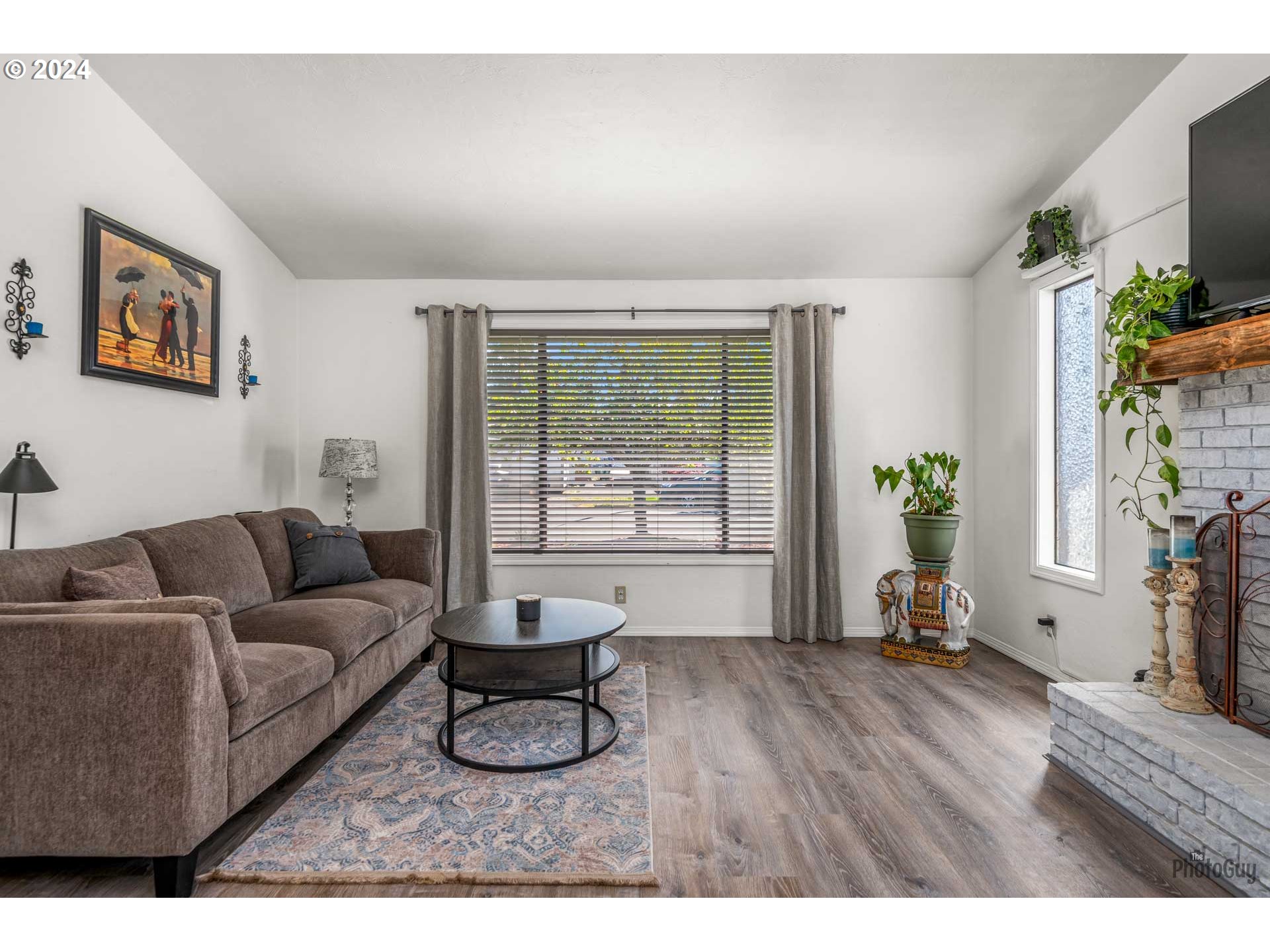 666 56th Street Springfield, OR 97478 - Photo 7 of 31 a living room with furniture and a window