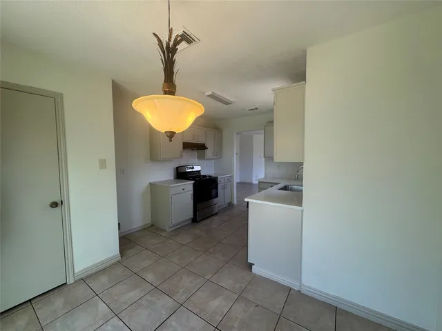 $2,000 | 6810 Creek Village Drive, Katy, TX 77449