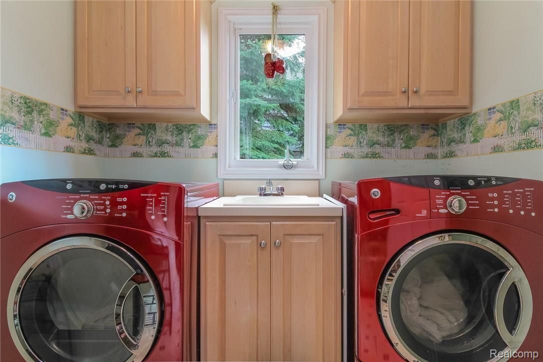 522 Bloomer Ridge Drive Rochester, MI 48307 - Photo 18 of 38 020-Laundry_Room-4553177-medium.jpg