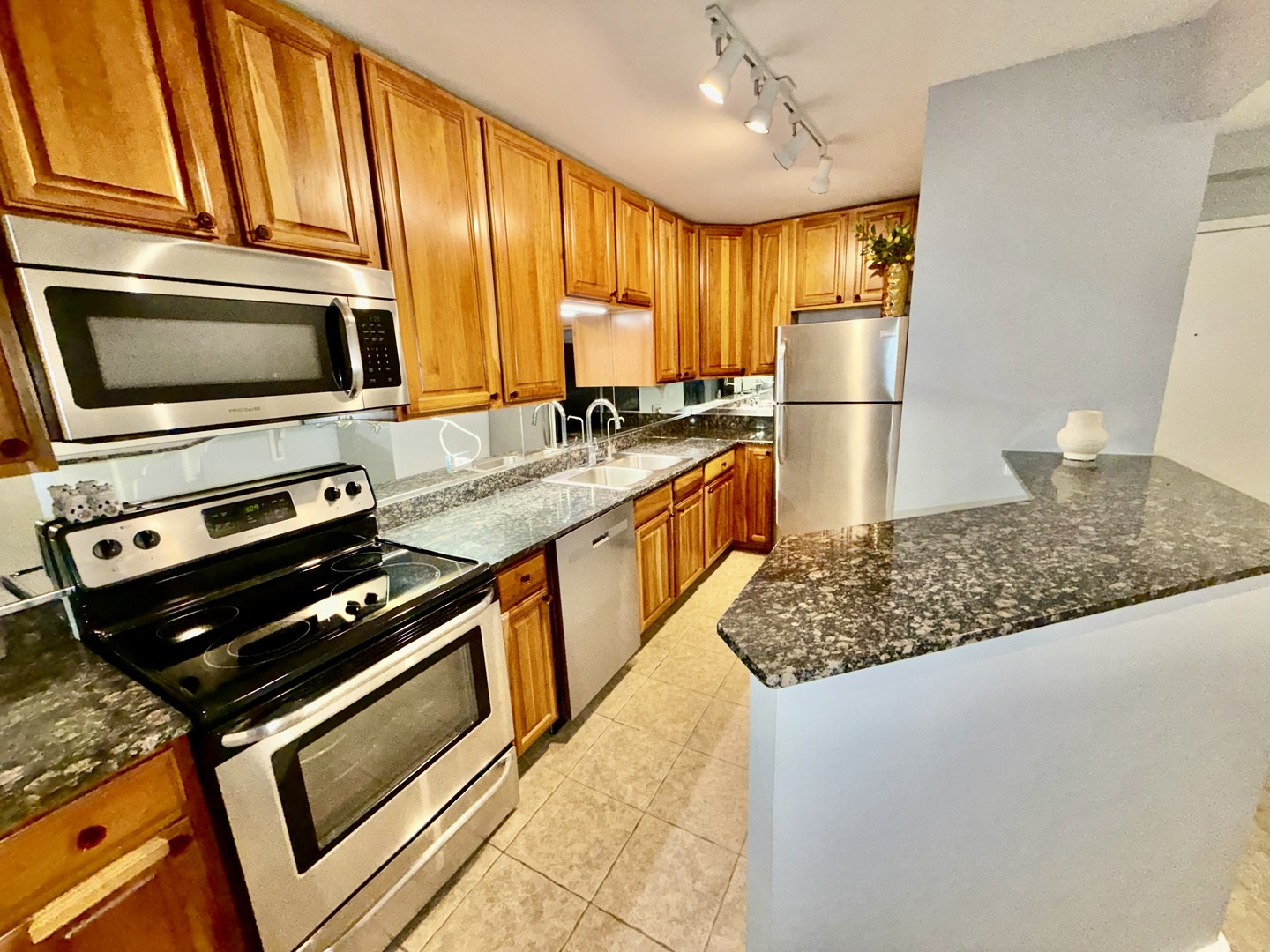 5320 North Sheridan Road, Unit 1502 Chicago, IL 60640 - Photo 12 of 35 Gallery Image 12