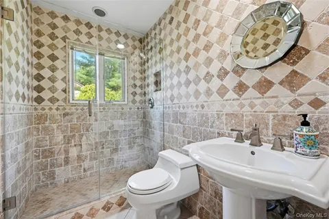 $1,750,000 | 4 Laurelwood Court, Dix Hills, NY 11746