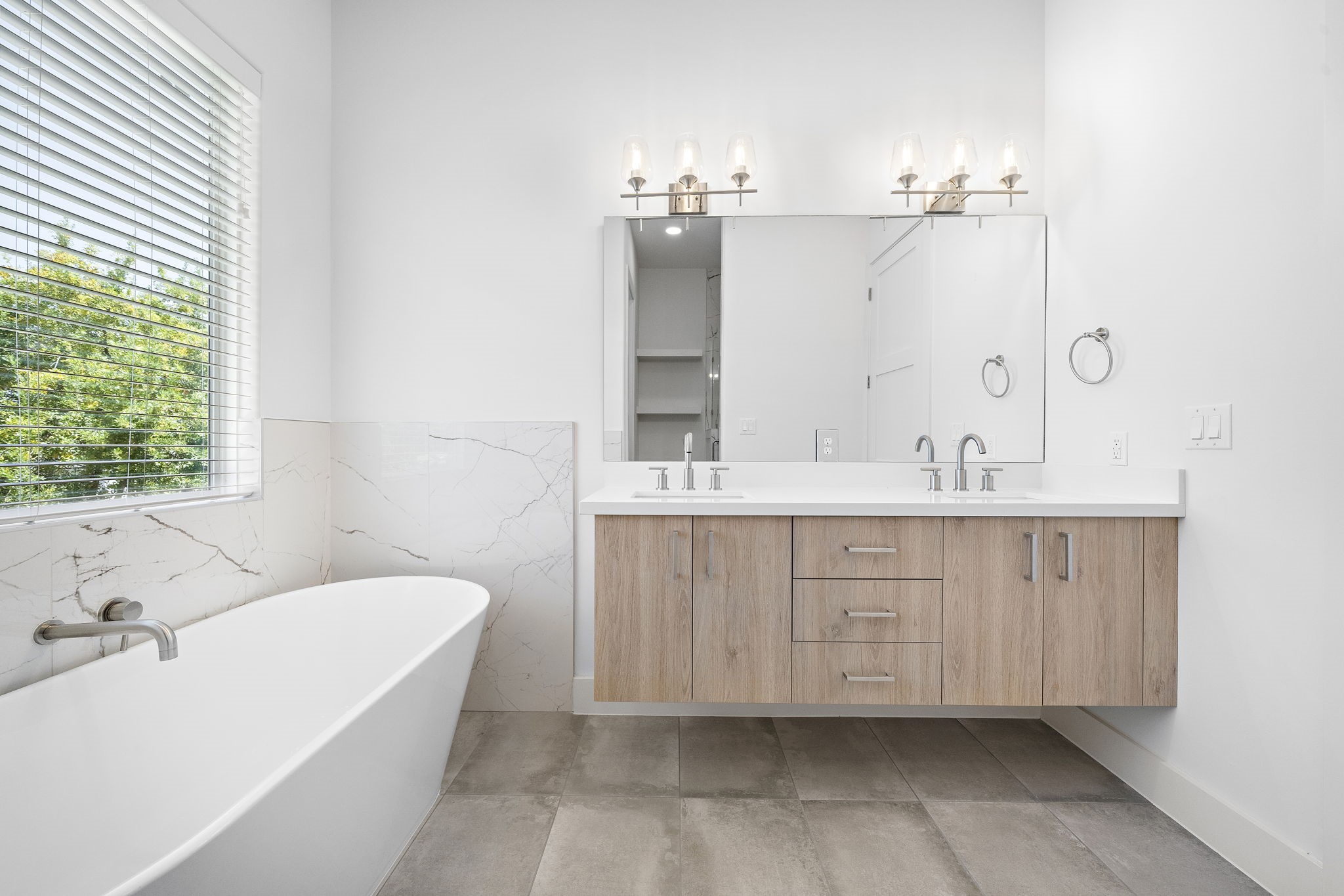 1015 West 24th Street, Unit B Houston, TX 77008 - Photo 17 of 19 a bathroom with a double vanity sink mirror and bathtub