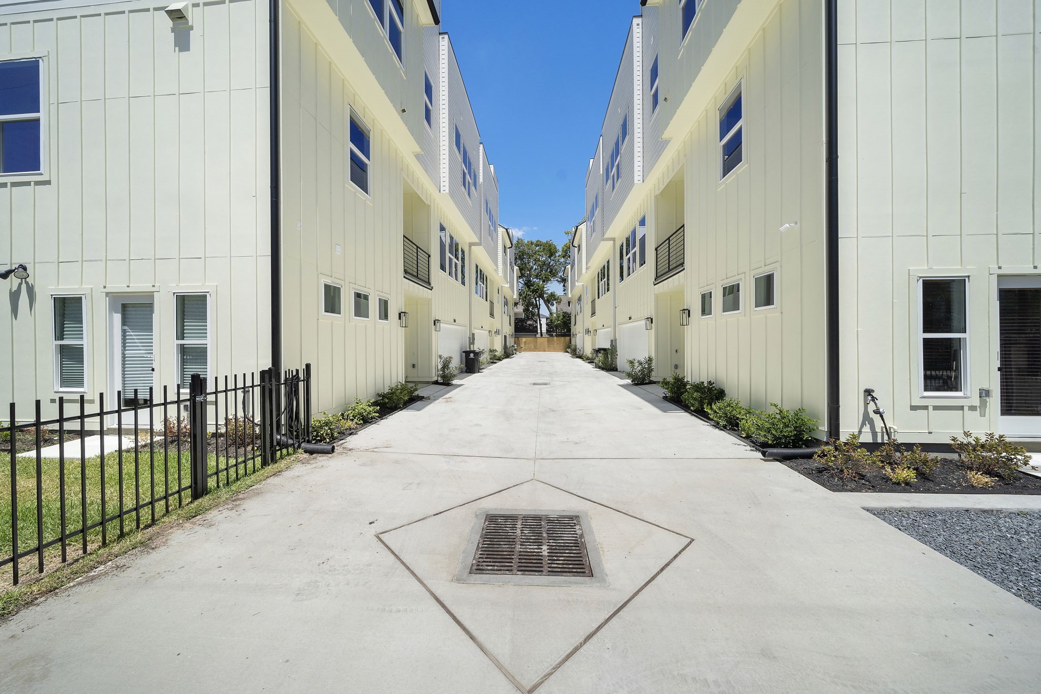 1015 West 24th Street, Unit B Houston, TX 77008 - Photo 5 of 19 a view of a brick building front of building