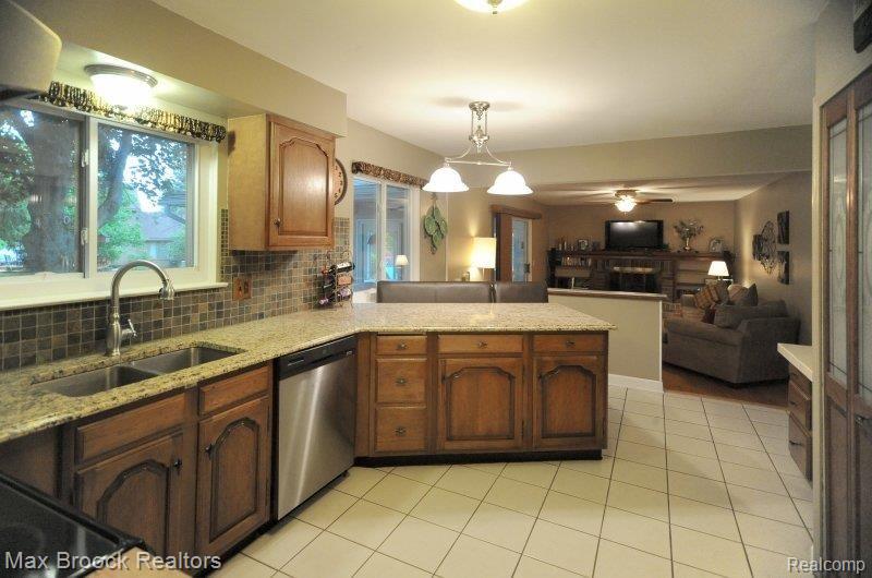 2451 Eaton Gate Road Lake Orion, MI 48360 - Photo 6 of 25 019DSC_0568 copy.jpg