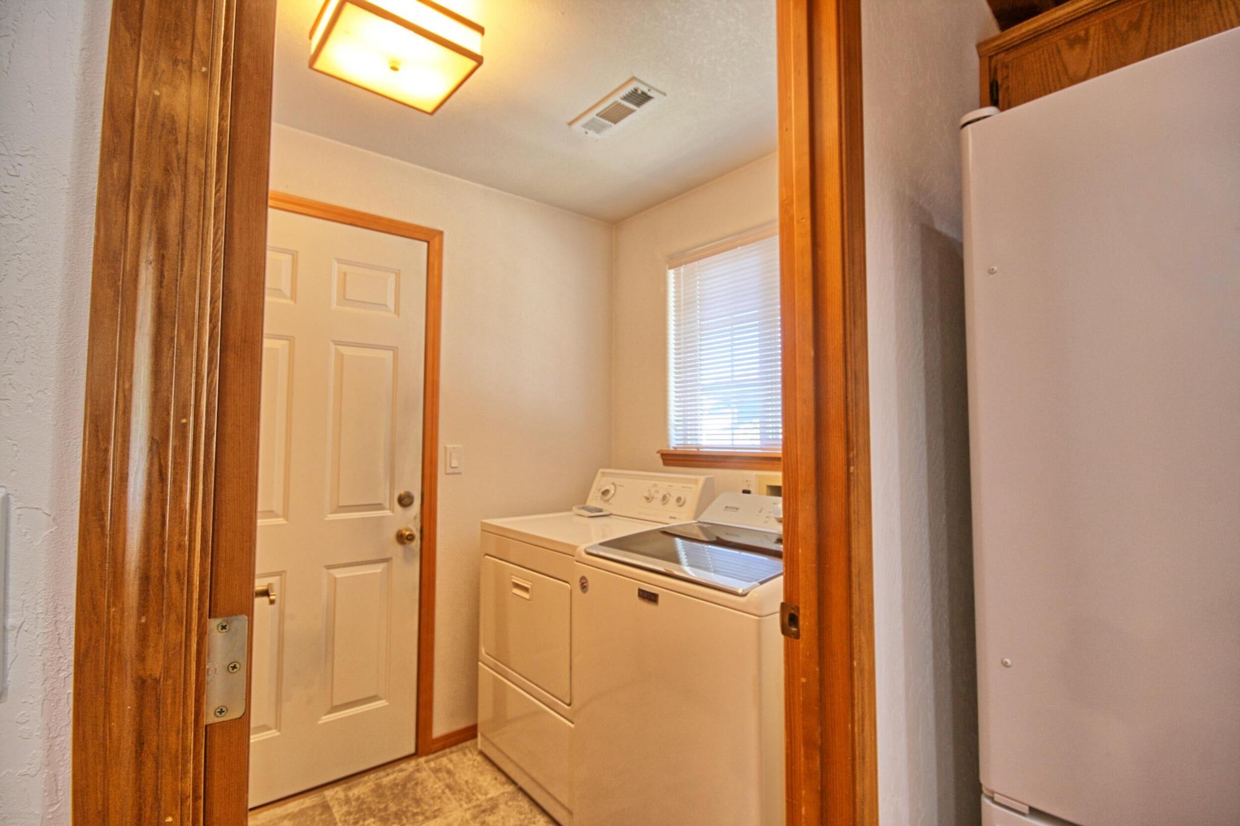 841 Brandon Street Central Point, OR 97502 - Photo 14 of 41 laundry