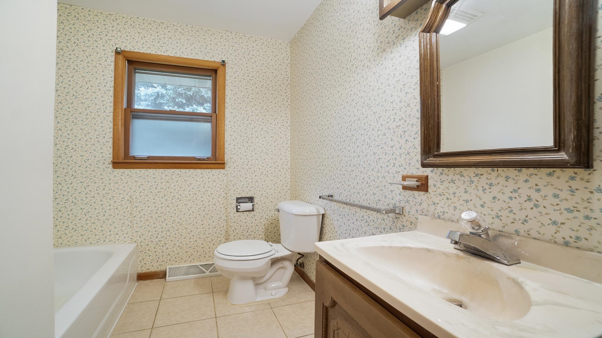 1405 Crest Lane Rochelle, IL 61068 - Photo 21 of 30 a bathroom with a sink toilet and a tub