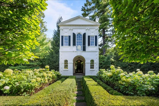 $6,995,000 | 788 East Woodland Road, Lake Forest, IL 60045