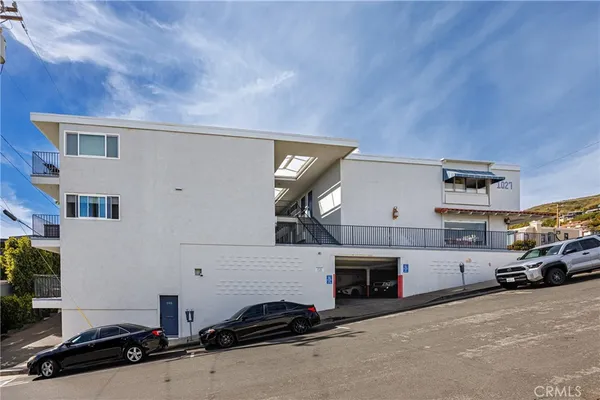 a view of a livingroom with a fireplace