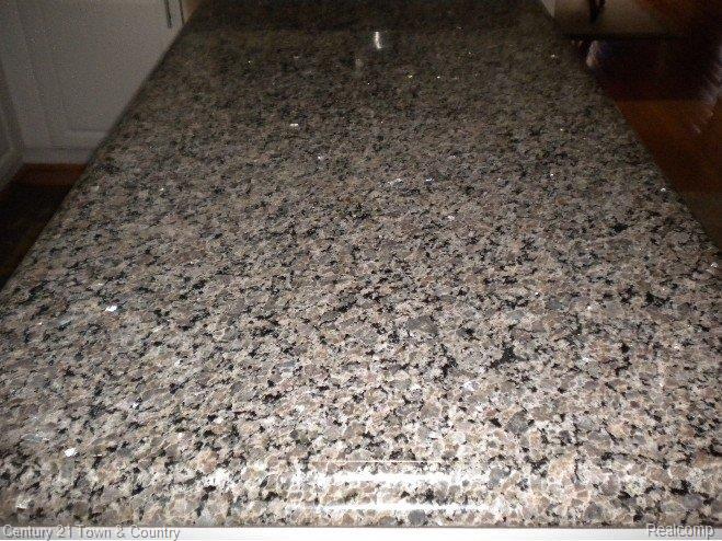 1071 Pointe Pl Boulevard Rochester, MI 48307 - Photo 9 of 25 Kitchen Granite