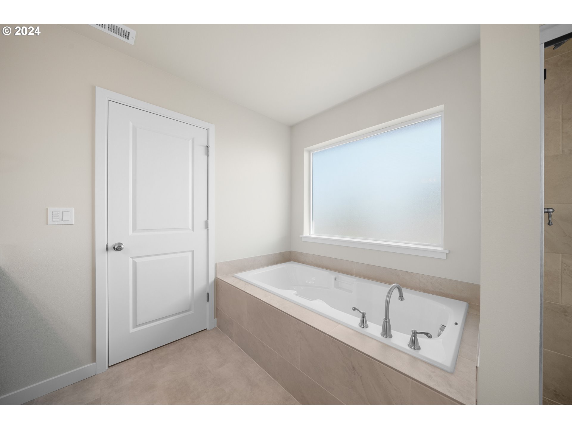 4361 Chaparal Place Albany, OR 97321 - Photo 17 of 36 a bathroom with a bathtub and a sink