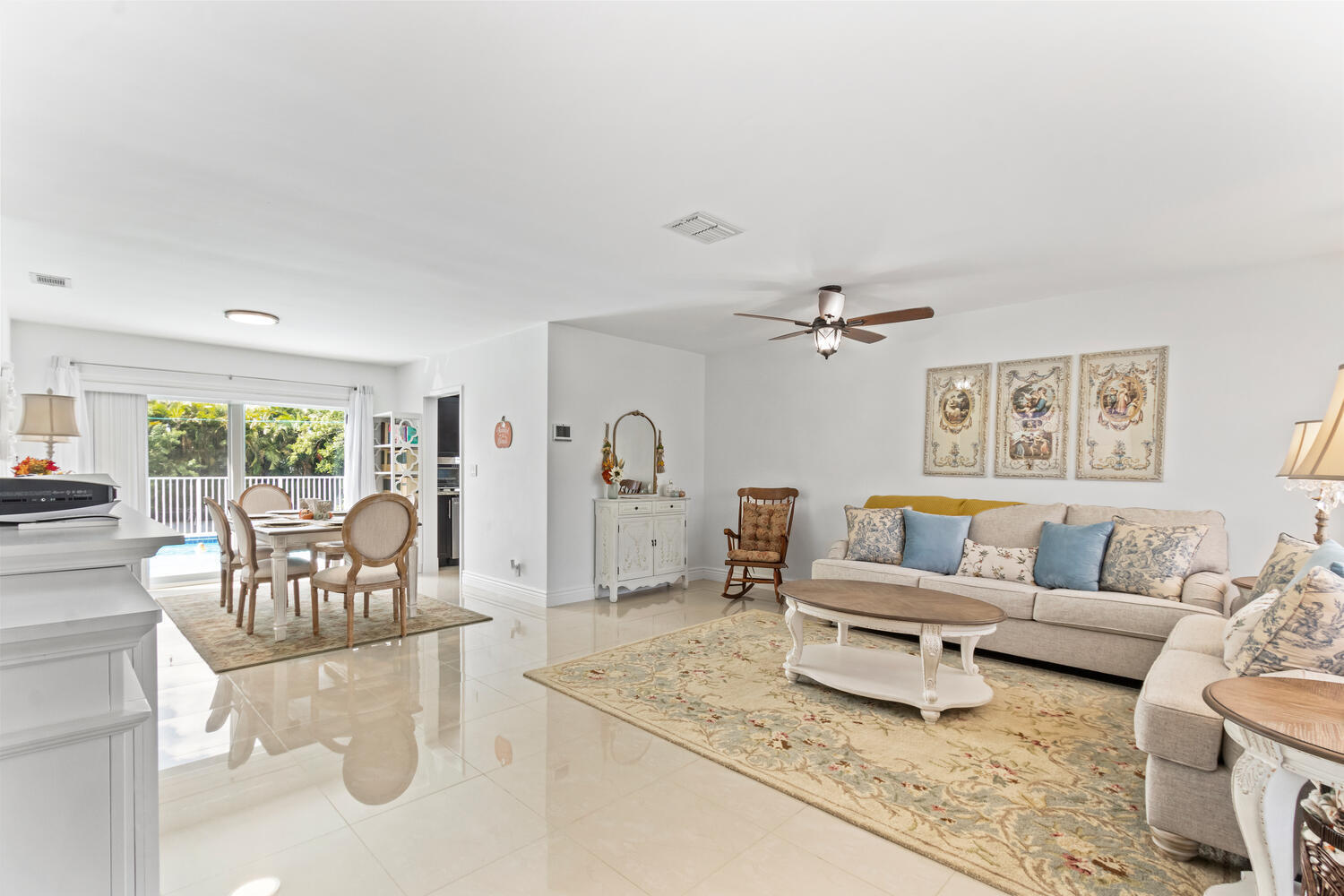 925 East River Drive Margate, FL 33063 - Photo 6 of 28 Livingroom