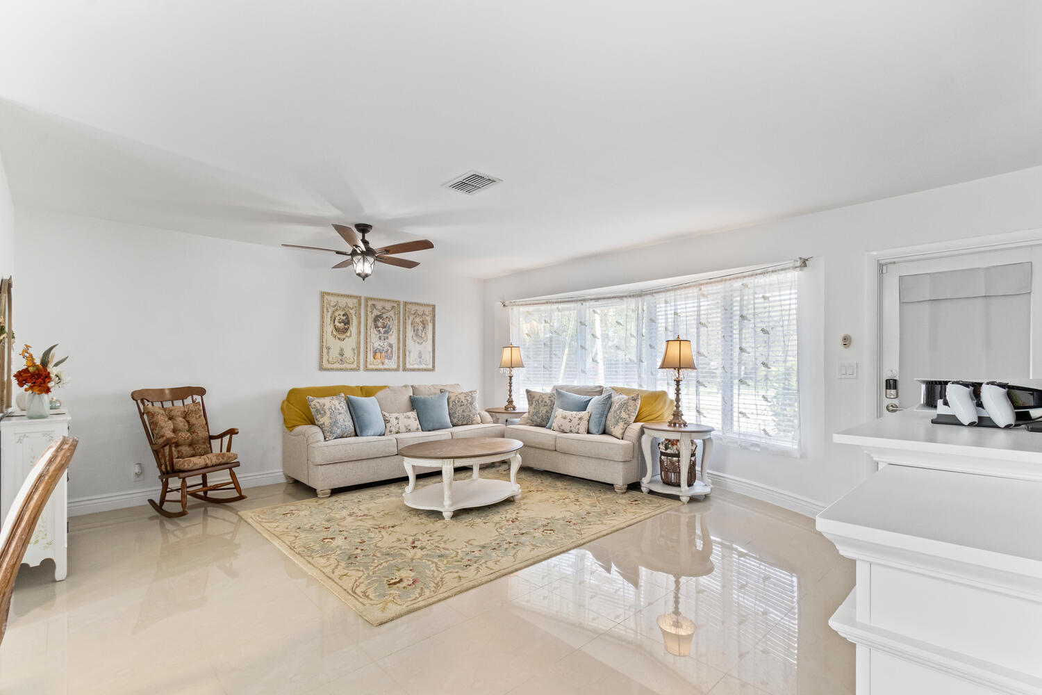 925 East River Drive Margate, FL 33063 - Photo 8 of 28 Livingroom