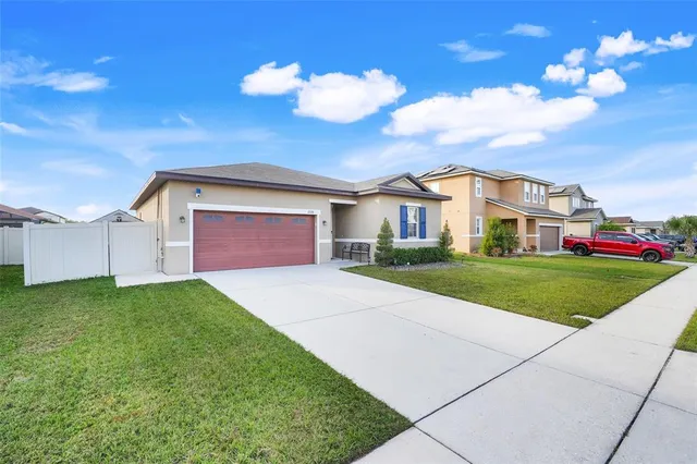 a view of a house with a yard
