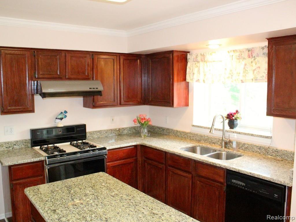24691 Jamestowne Road Novi, MI 48375 - Photo 6 of 29 6.jpg