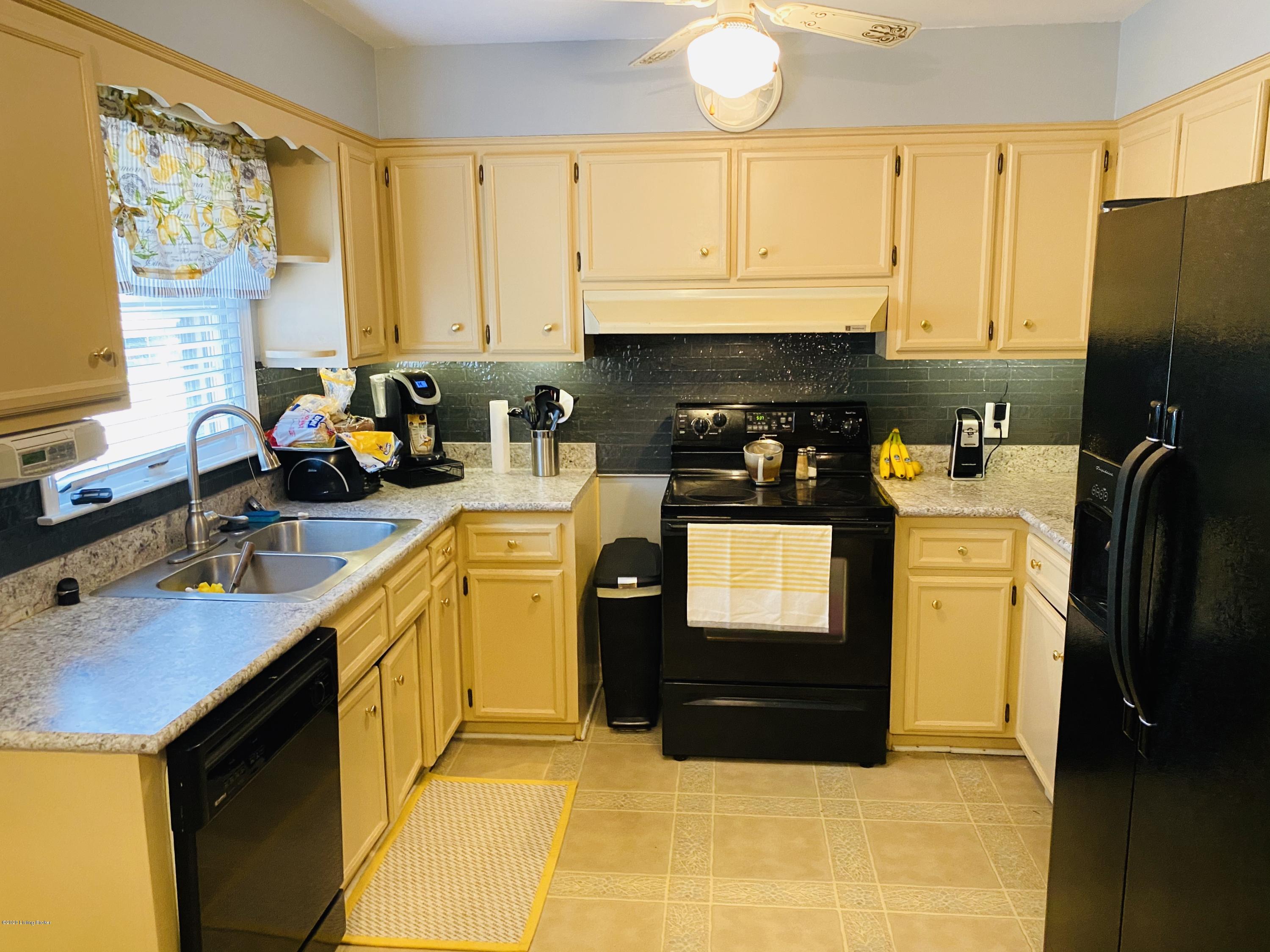2903 Nepperhan Road Louisville, KY 40218 - Photo 4 of 25 Large Kitchen