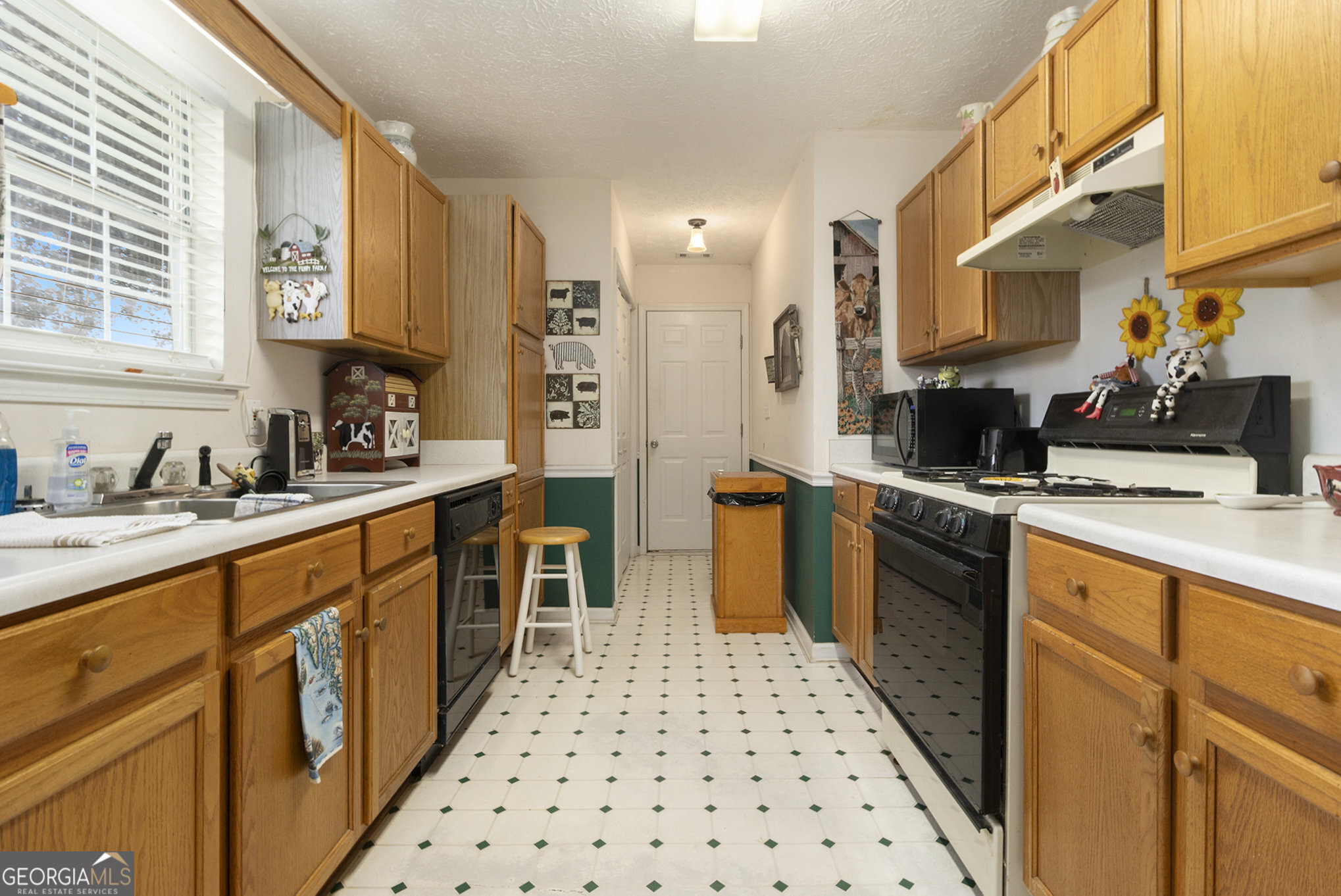 248 Fern Court Hampton, GA 30228 - Photo 10 of 20 a kitchen with stainless steel appliances kitchen island granite countertop a sink stove and refrigerator