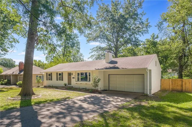 $384,900 | 619 East 109th Street, Kansas City, MO 64131