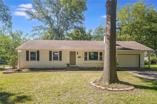 $384,900 | 619 East 109th Street, Kansas City, MO 64131
