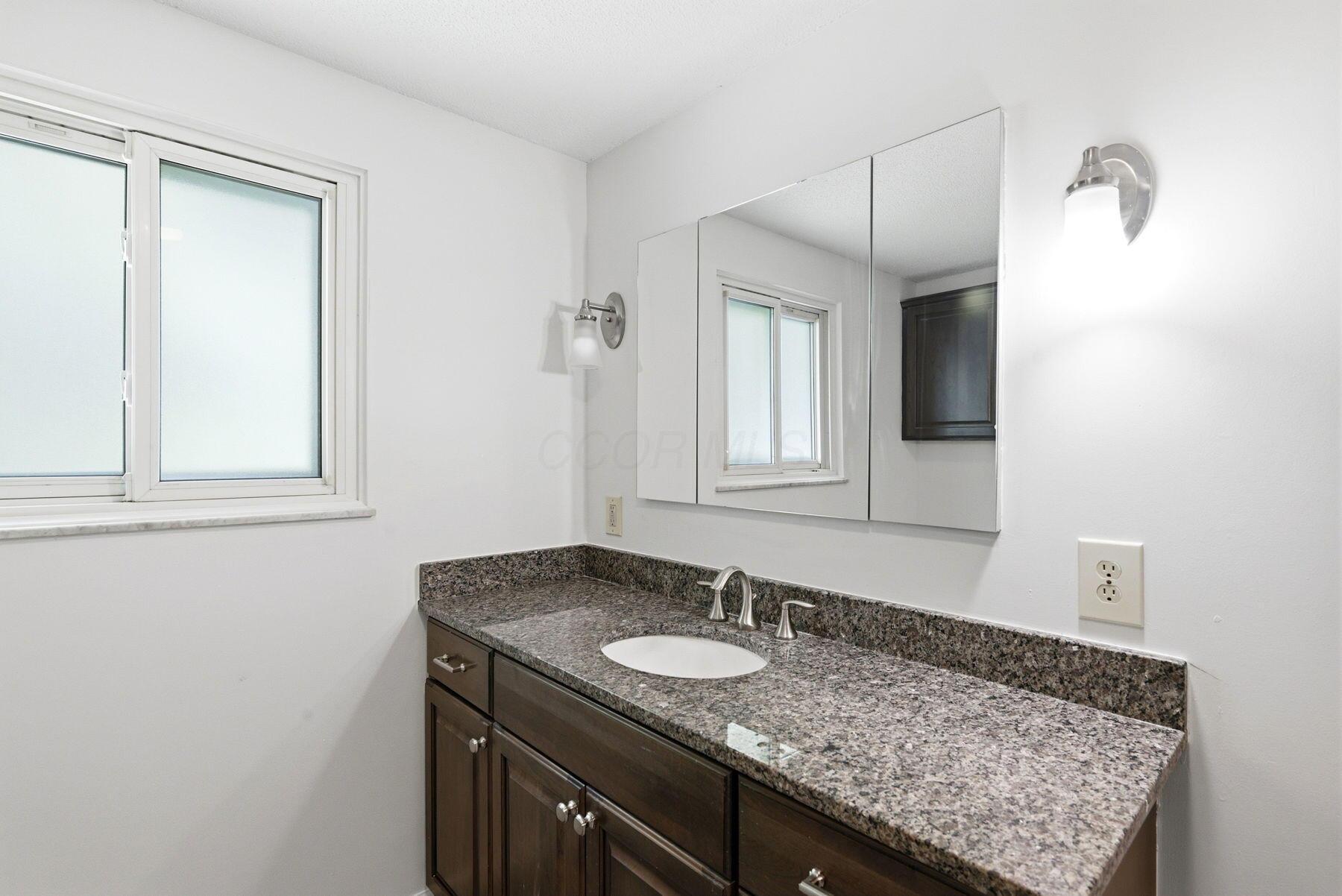 180 Landover Road Columbus, OH 43230 - Photo 43 of 60 primary bath
