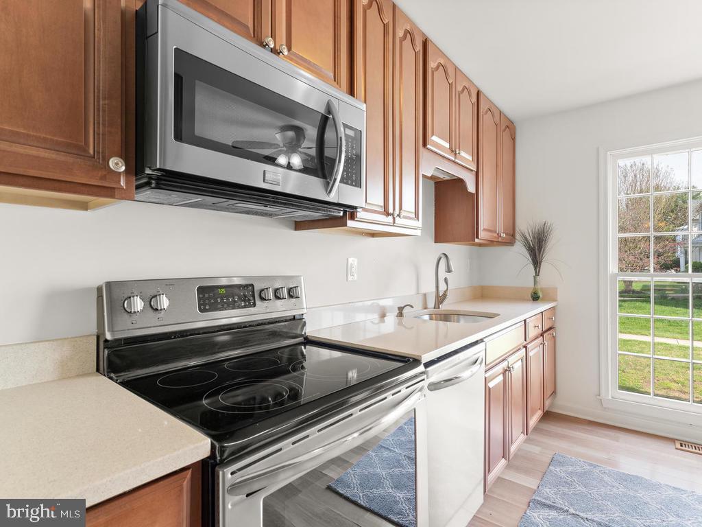 645 Concerto Lane Silver Spring, MD 20901 - Photo 9 of 39 Built - In Microwave