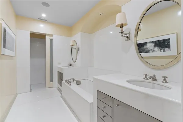 $2,150,000 | 199 East Lake Shore Drive, Unit 4W, Chicago, IL 60611