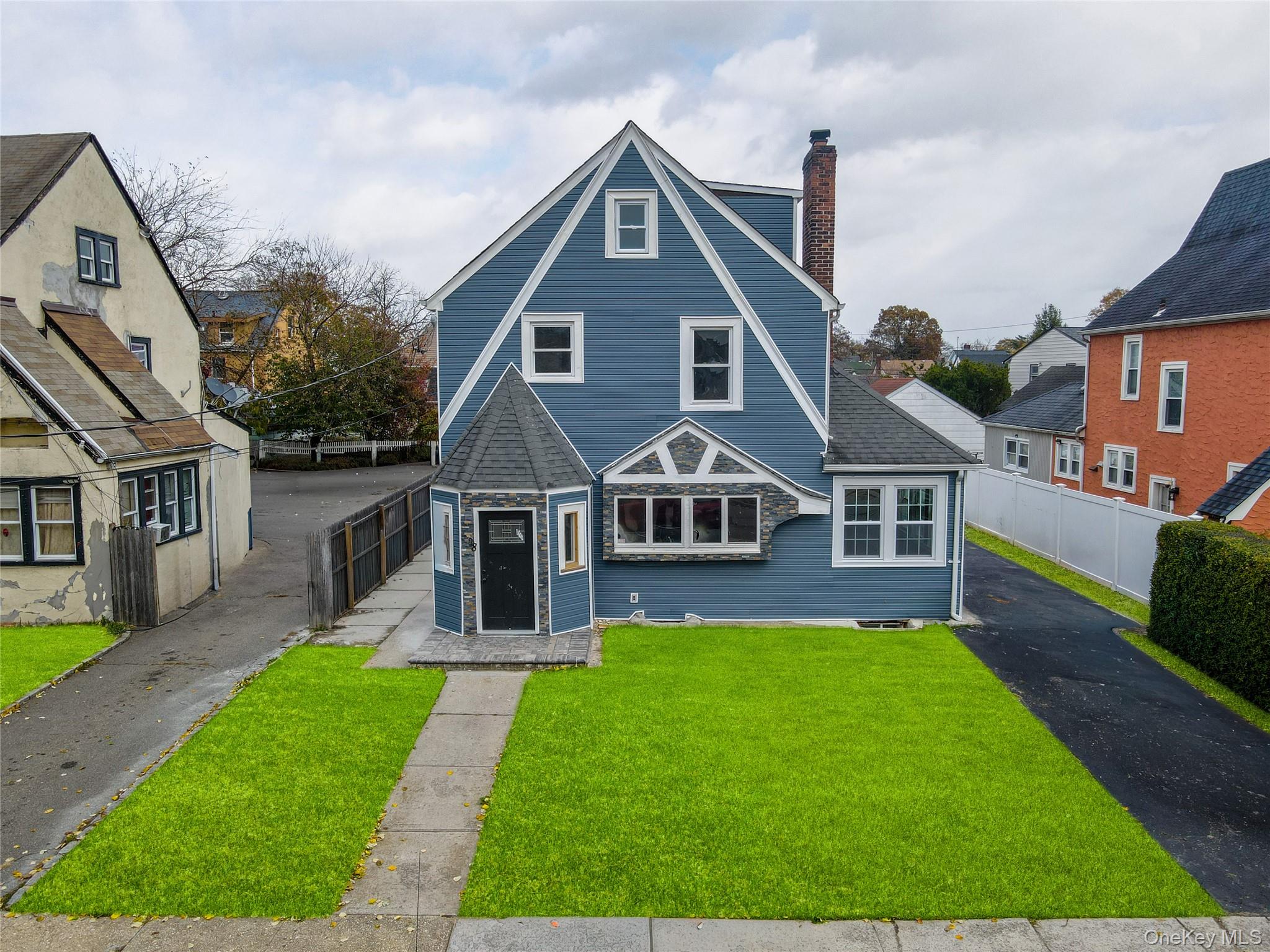 28 Cornwall Lane Hempstead, NY 11550 - Photo 2 of 20 a front view of a house with a yard