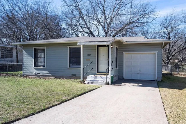 $1,300 | 1226 South Brazos Street, Weatherford, TX 76086