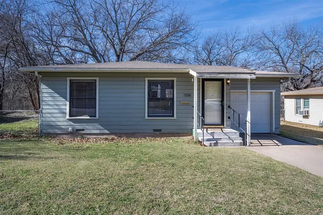 $1,300 | 1226 South Brazos Street, Weatherford, TX 76086