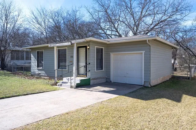 $1,300 | 1226 South Brazos Street, Weatherford, TX 76086