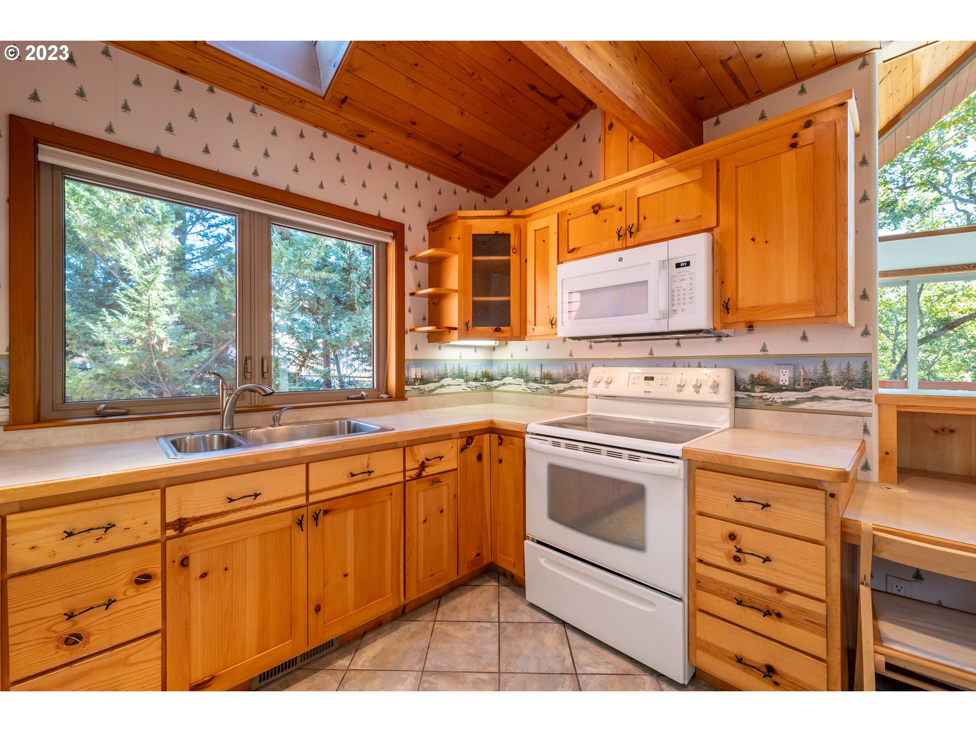 14187 North Bank Road Roseburg, OR 97470 - Photo 11 of 48 Gallery Image 11
