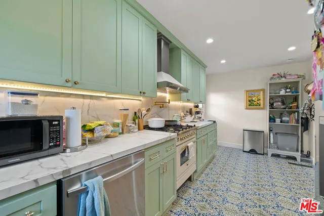 $8,000 | 962 South Plymouth Boulevard, Los Angeles, CA 90019