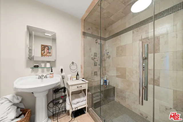 $8,000 | 962 South Plymouth Boulevard, Los Angeles, CA 90019