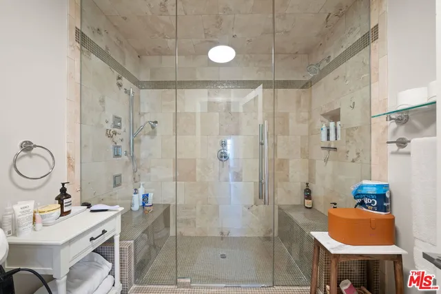 $8,000 | 962 South Plymouth Boulevard, Los Angeles, CA 90019