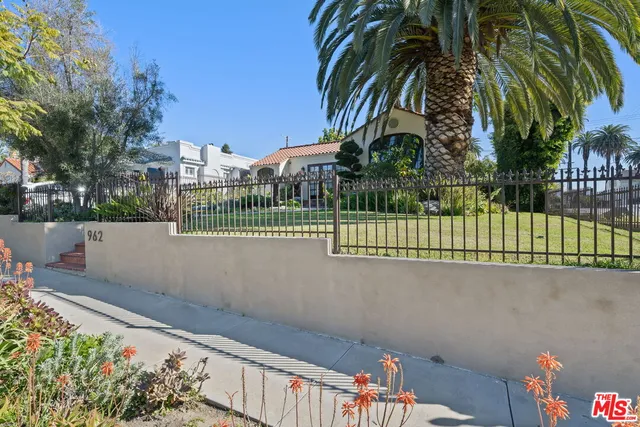 $8,000 | 962 South Plymouth Boulevard, Los Angeles, CA 90019
