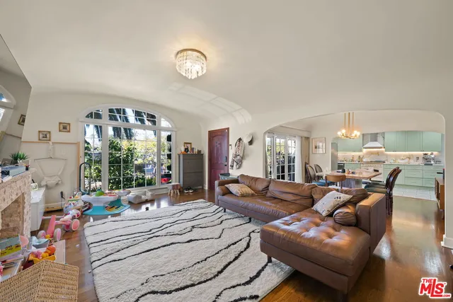 $8,000 | 962 South Plymouth Boulevard, Los Angeles, CA 90019